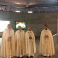 les prêtres se préparent à célébrer une messe