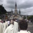 Procession après la messe vers la grotte